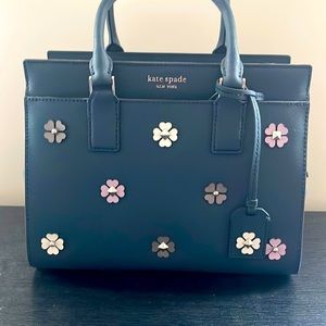 Kate Spade “Cameron spade flower appliqué” in petrolblue